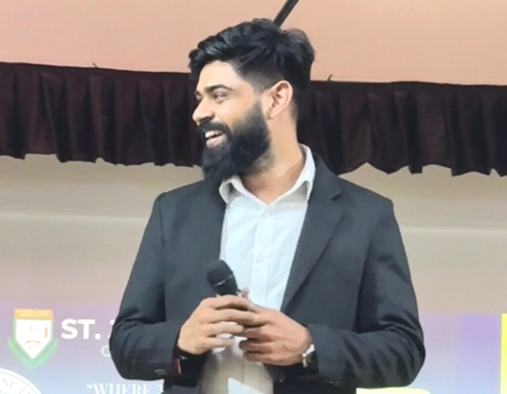 Utsaah Moot Court 2025 closing ceremony with group photo